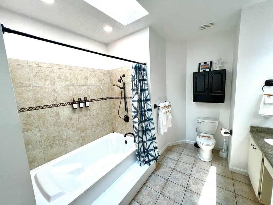 Hawai Master bathroom 1 with large Tub shower
