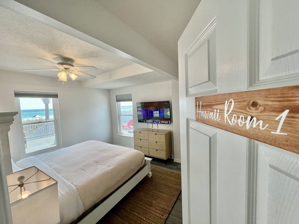 Ocean front master "Hawaii" bedroom 1 with king size bed 55” smart TV