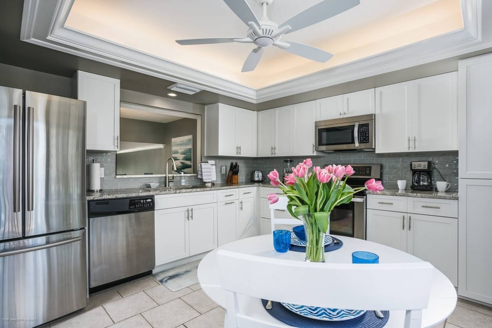 Lovely modern kitchen renovated and ready.  Dishes, pot and pans are included.  No food