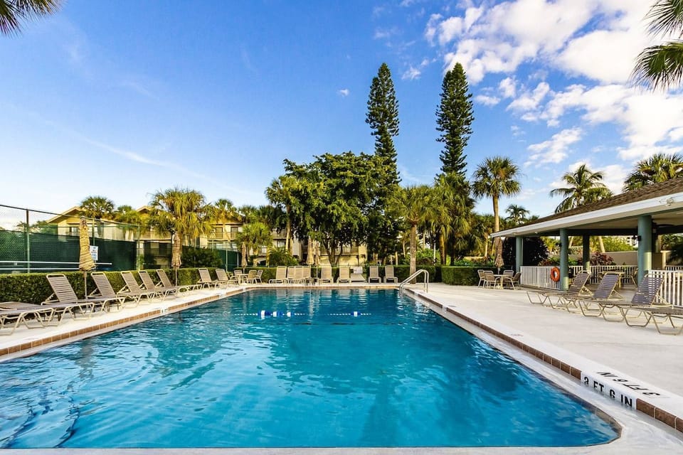 Heated swimming pool close to the townhome