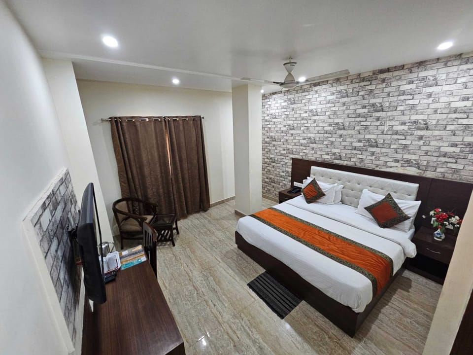 Executive Room | Desk, laptop workspace, blackout drapes, soundproofing