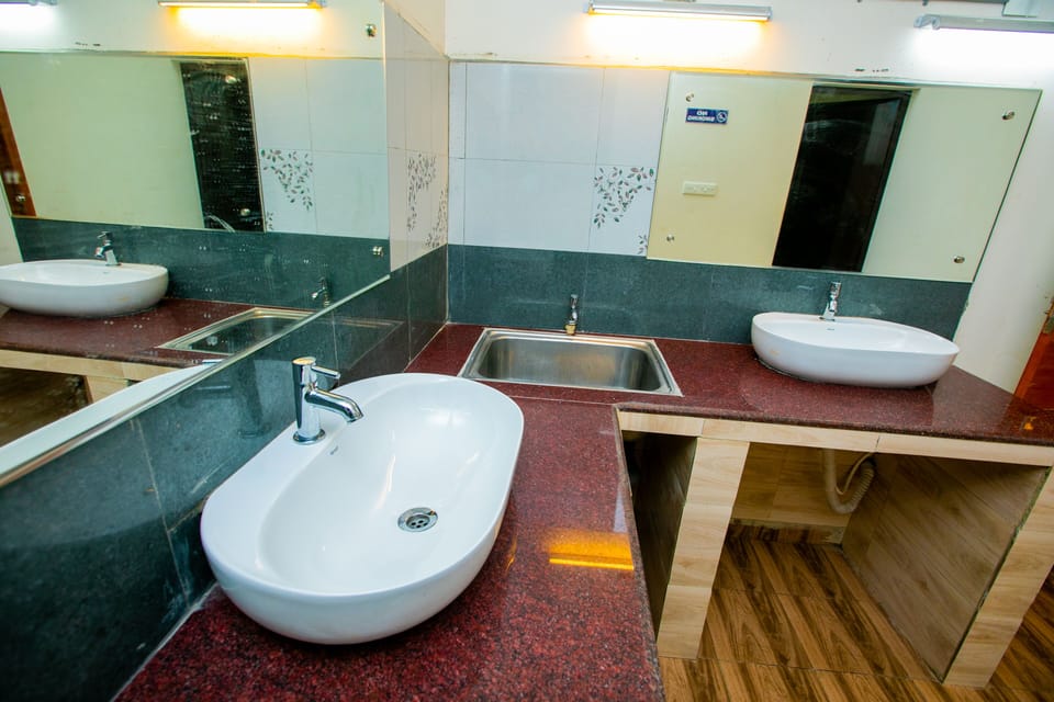 Room, Mixed Dorm, Garden View | Bathroom | Shower, towels, soap, shampoo