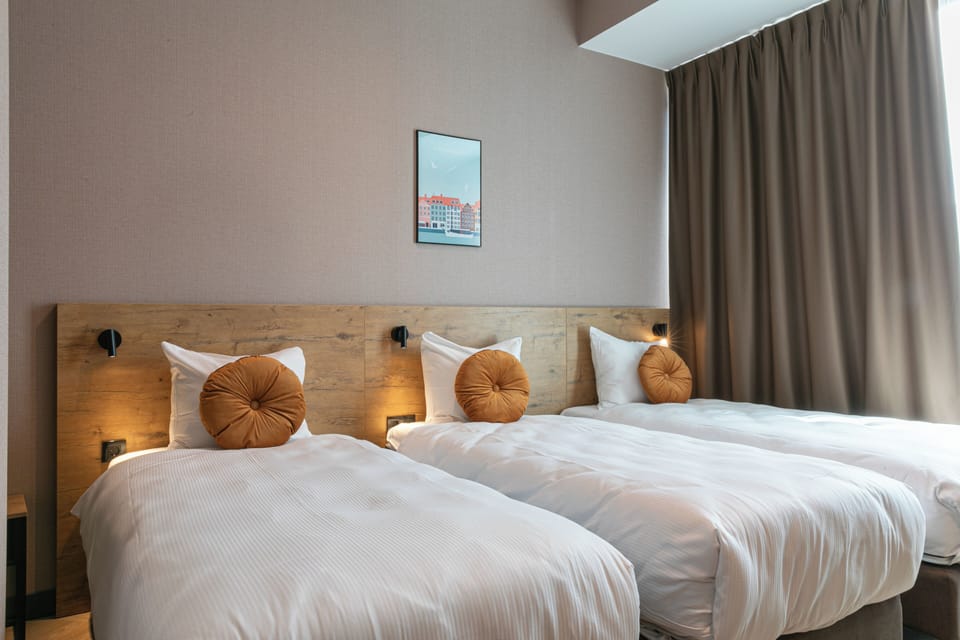 Deluxe Triple Room | In-room safe, desk, laptop workspace, soundproofing