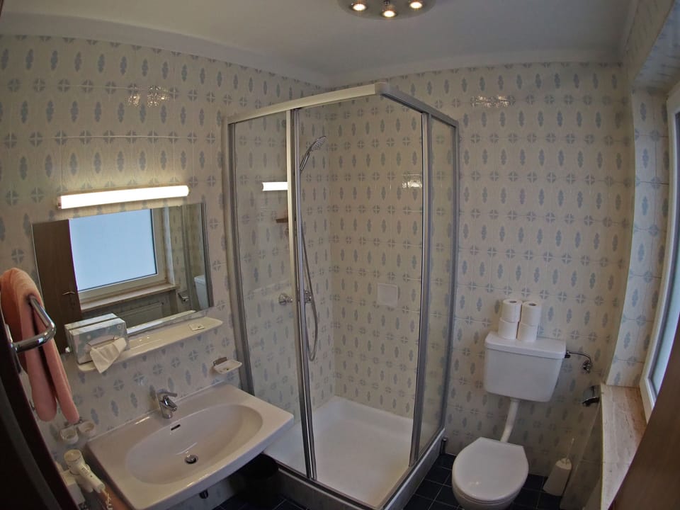 Basic Single Room, 1 Twin Bed, Non Smoking | Bathroom | Hair dryer, towels, soap, shampoo