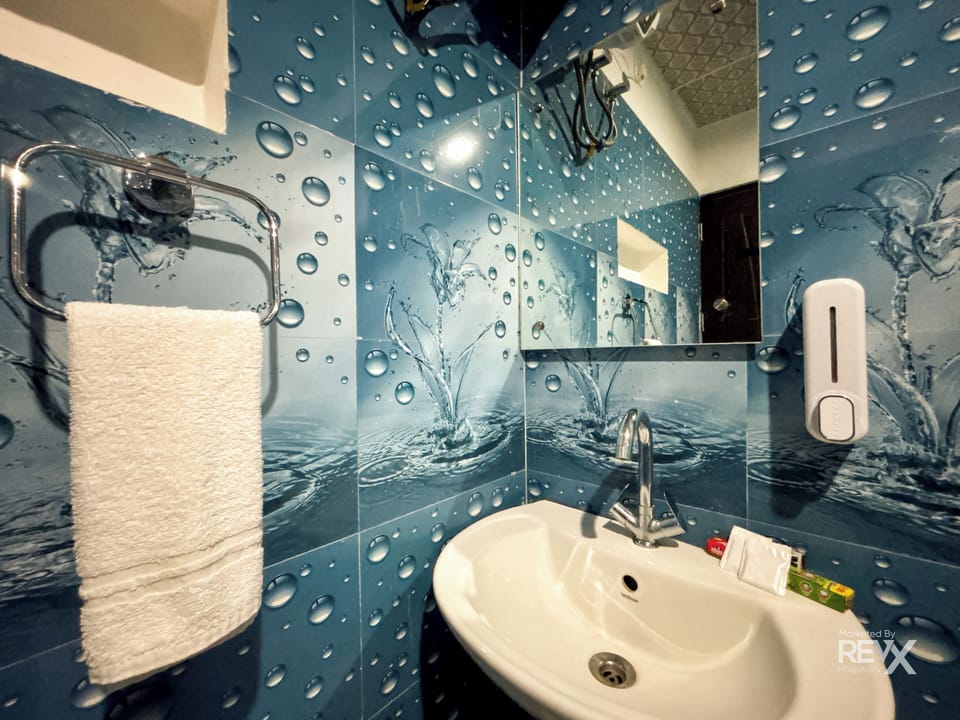 Suite | Bathroom | Shower, free toiletries, bathrobes, slippers