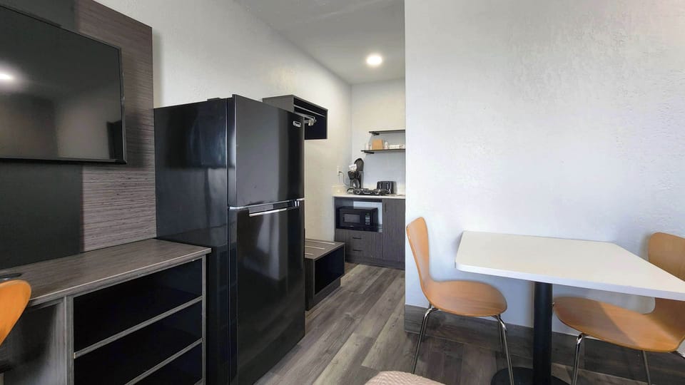 Coffee/tea maker, full-size fridge, microwave, oven