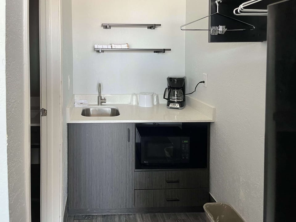 Coffee/tea maker, full-size fridge, microwave, oven