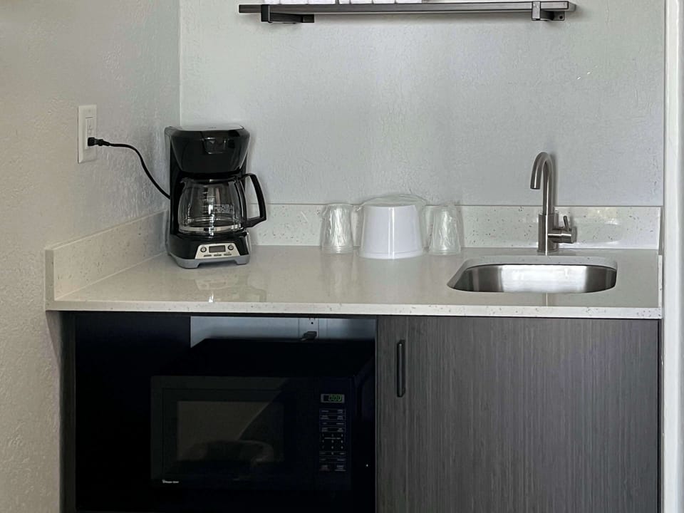 Coffee/tea maker, full-size fridge, microwave, oven