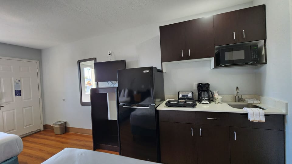 Full-size fridge, microwave, stovetop, coffee/tea maker