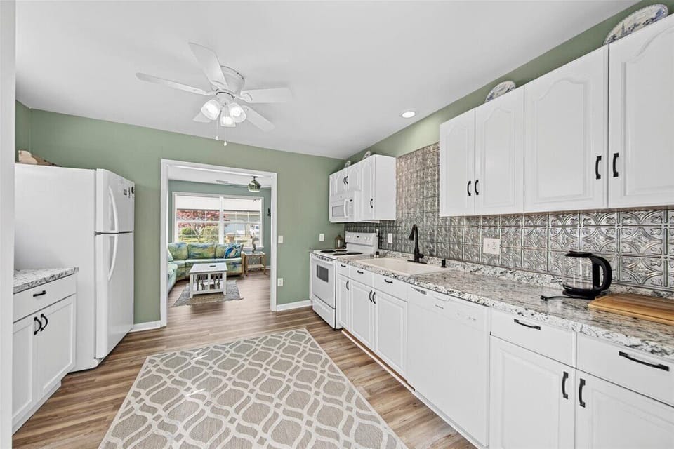 Beautiful Kitchen with all the comforts of home!