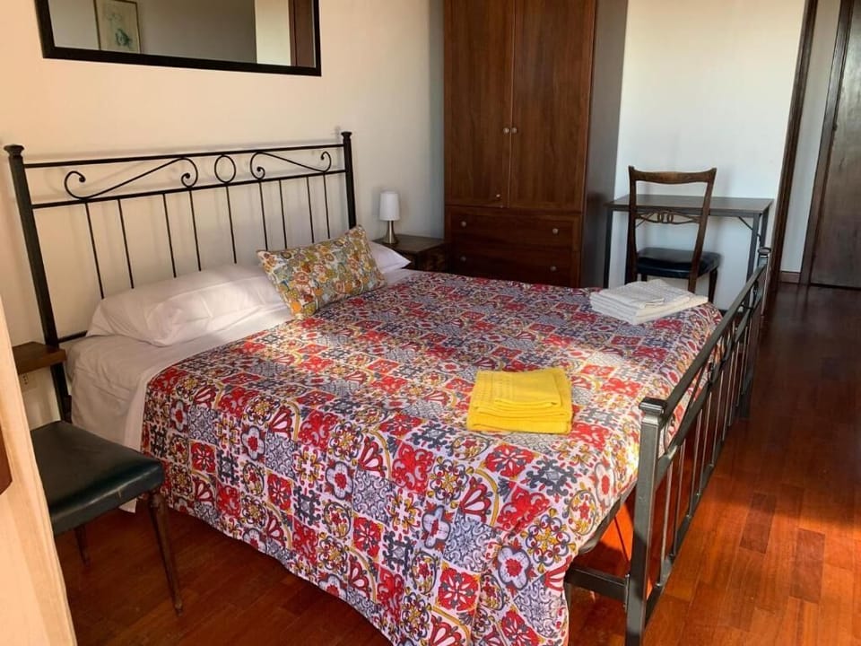 Stanza 8 Gialla Double bed