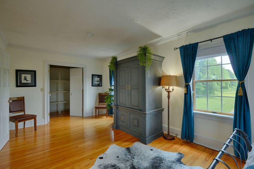 Master Walk In Closet