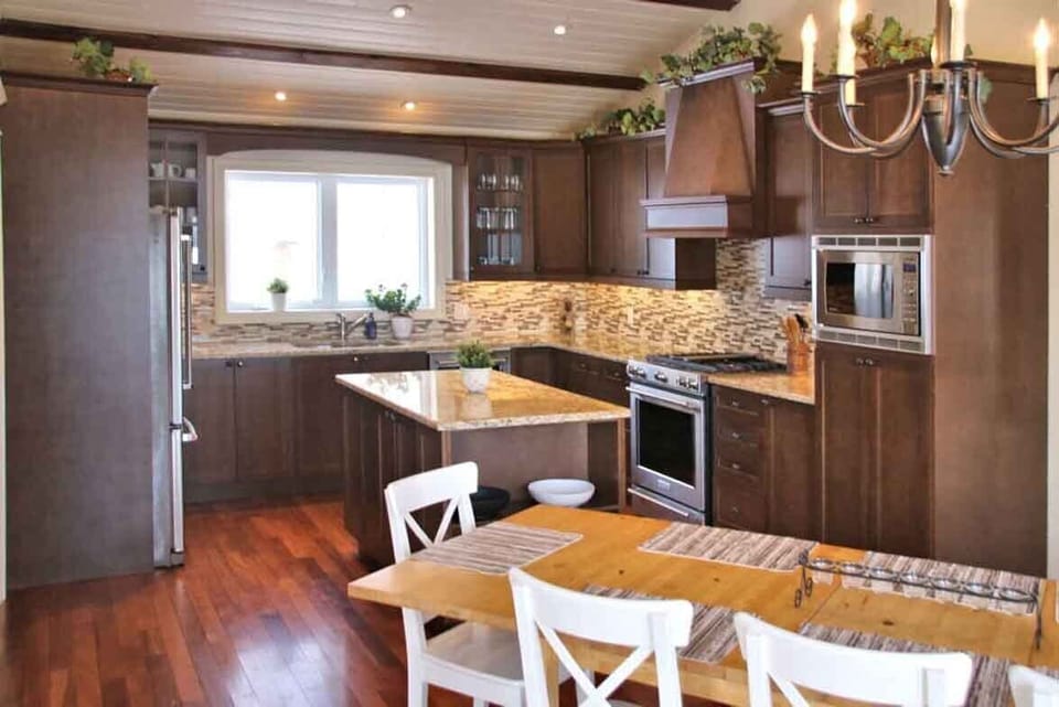 Kitchen & Dining Area