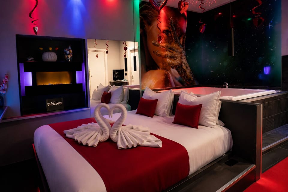 Junior Room | Premium bedding, down comforters, memory foam beds, desk