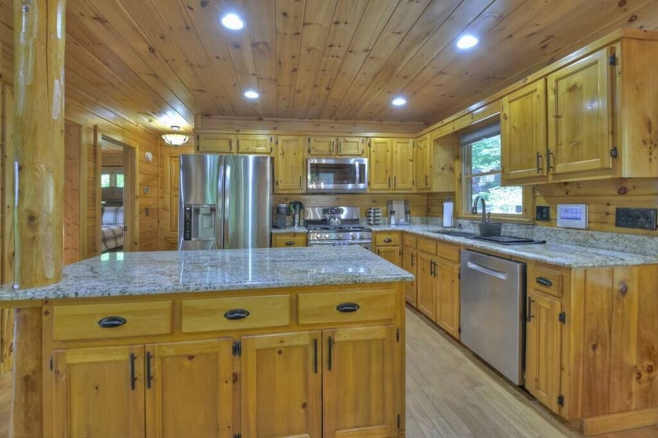  Fully stocked kitchen