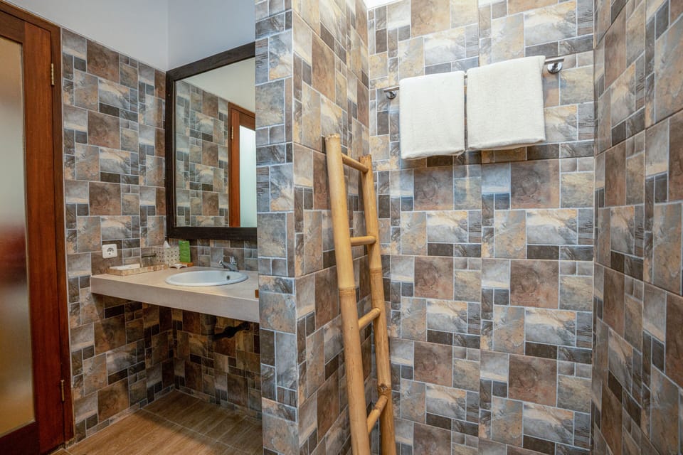 Shower, free toiletries, slippers, bidet