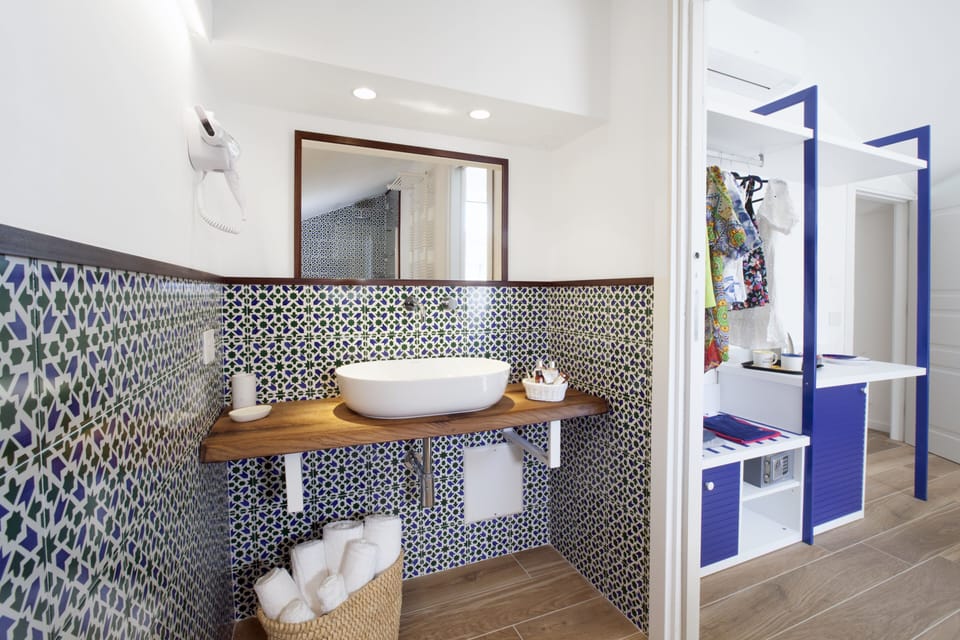 Shower, rainfall showerhead, free toiletries, hair dryer