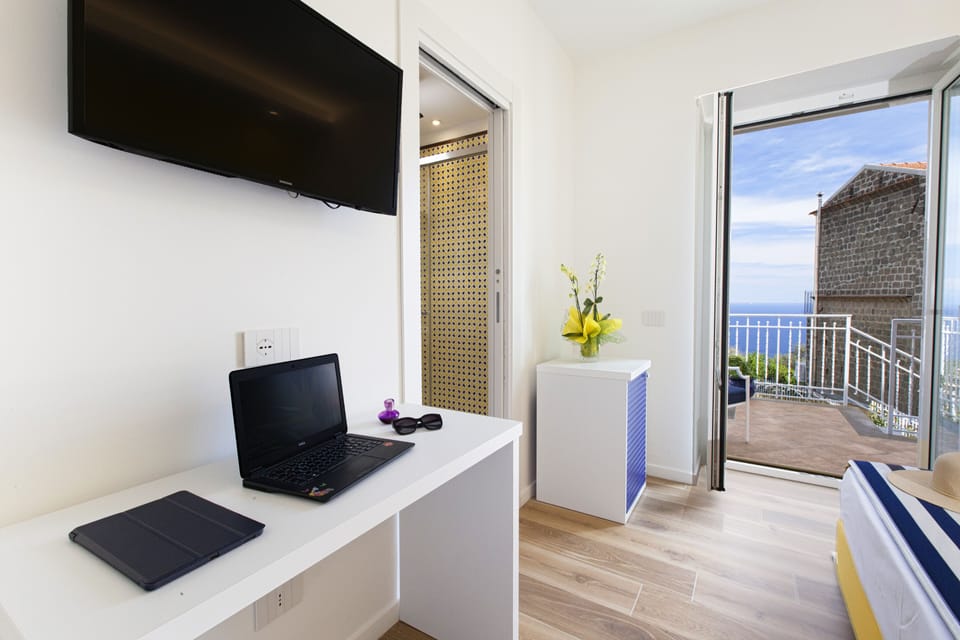 Minibar, in-room safe, desk, WiFi (free)