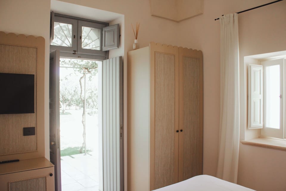 Standard Double Room | Minibar, in-room safe, individually decorated, individually furnished