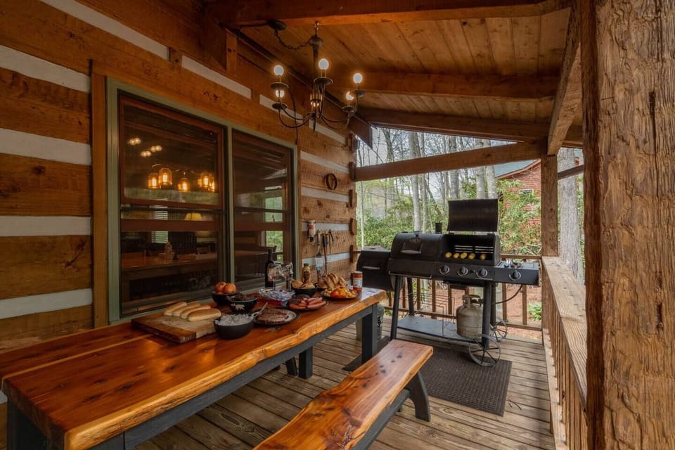Outdoor Dining at the Current Hideaway
