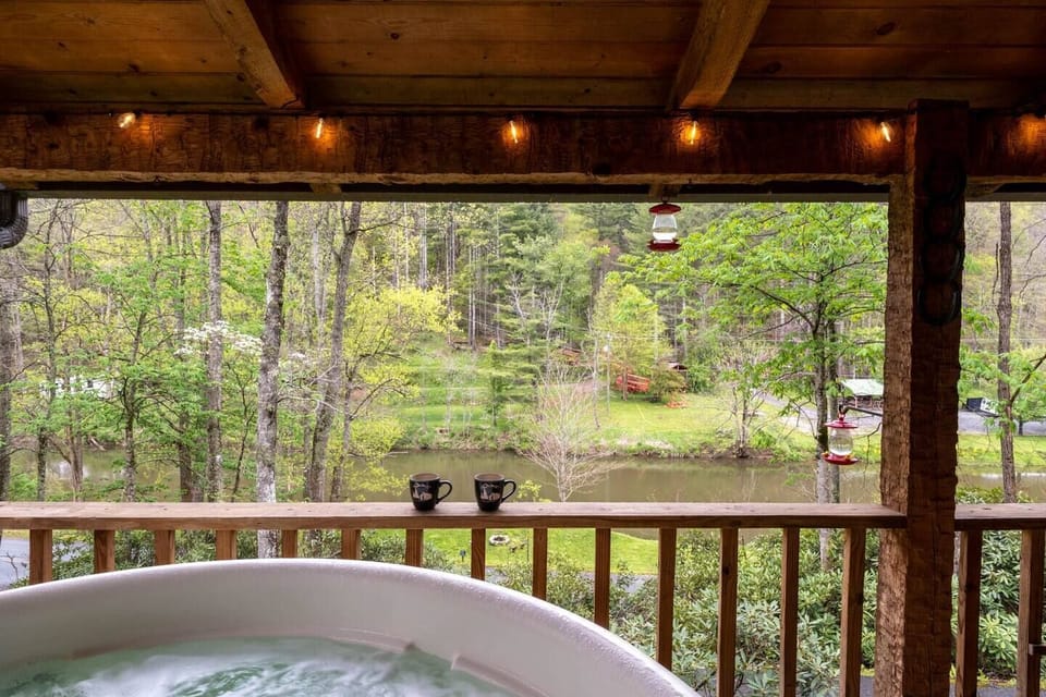 Hot Tub overlooking the New River at Current Hideaway