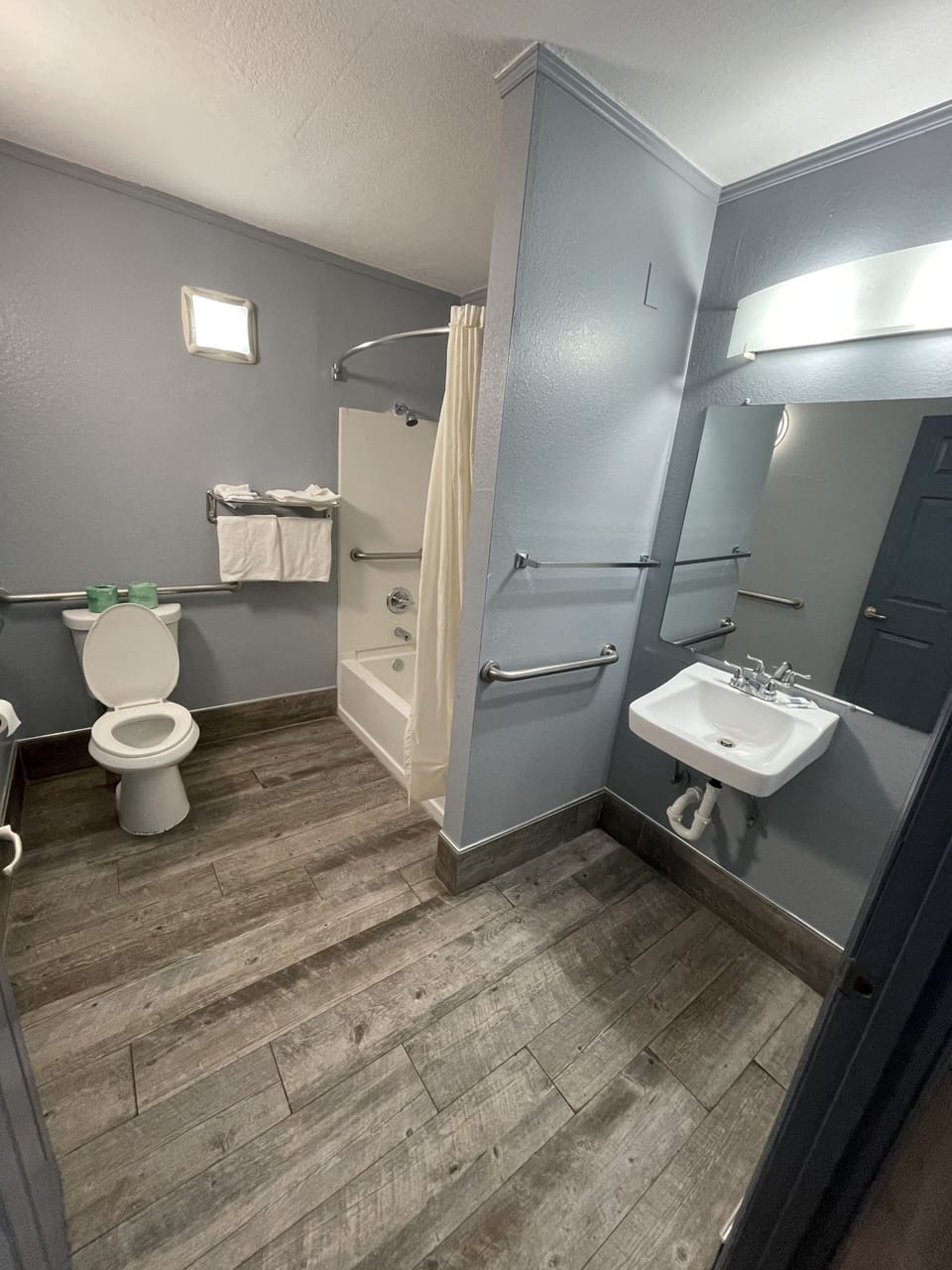 Rainfall showerhead, free toiletries, towels