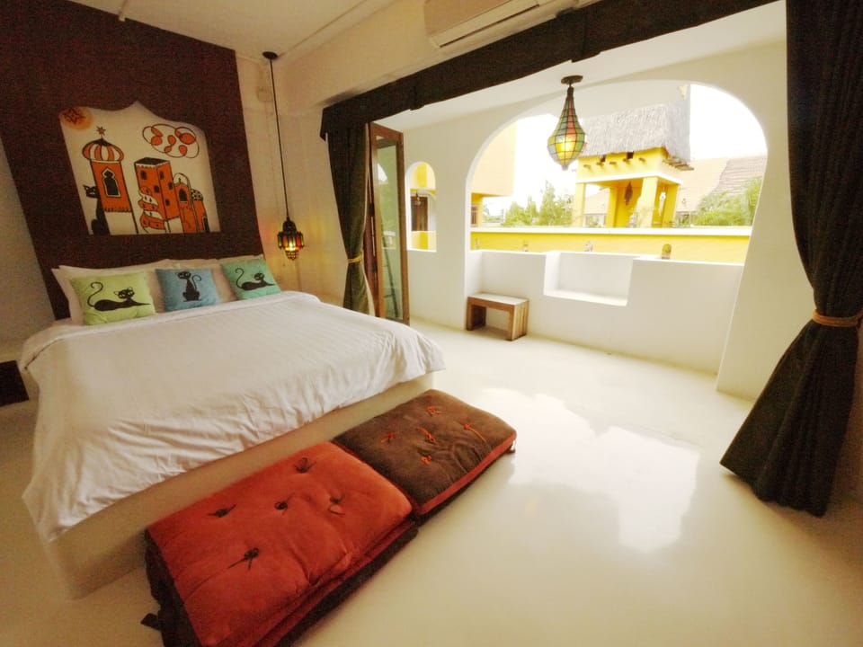 Sitting Cat | Premium bedding, minibar, in-room safe, blackout drapes