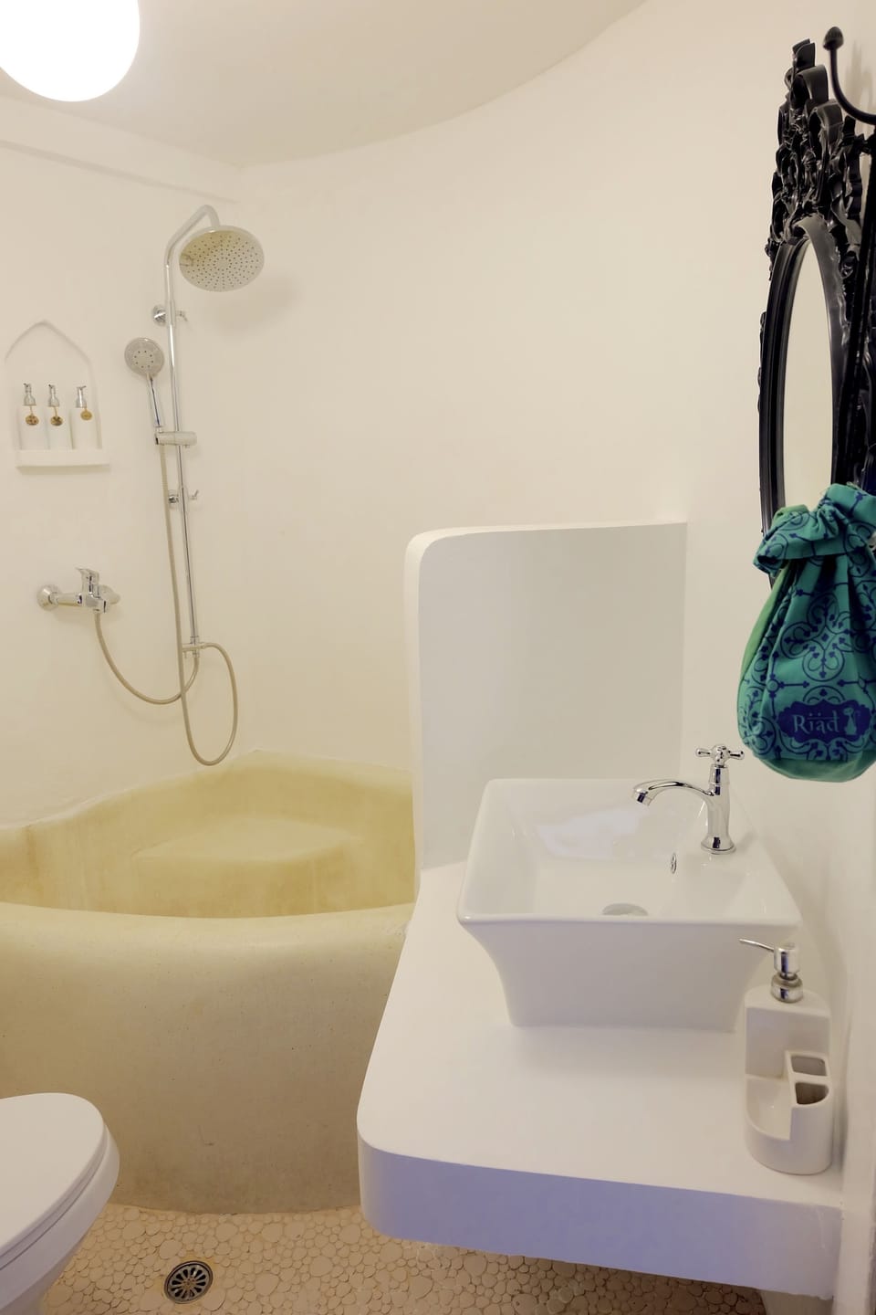 Sitting Cat | Bathroom | Free toiletries, hair dryer, bathrobes, slippers