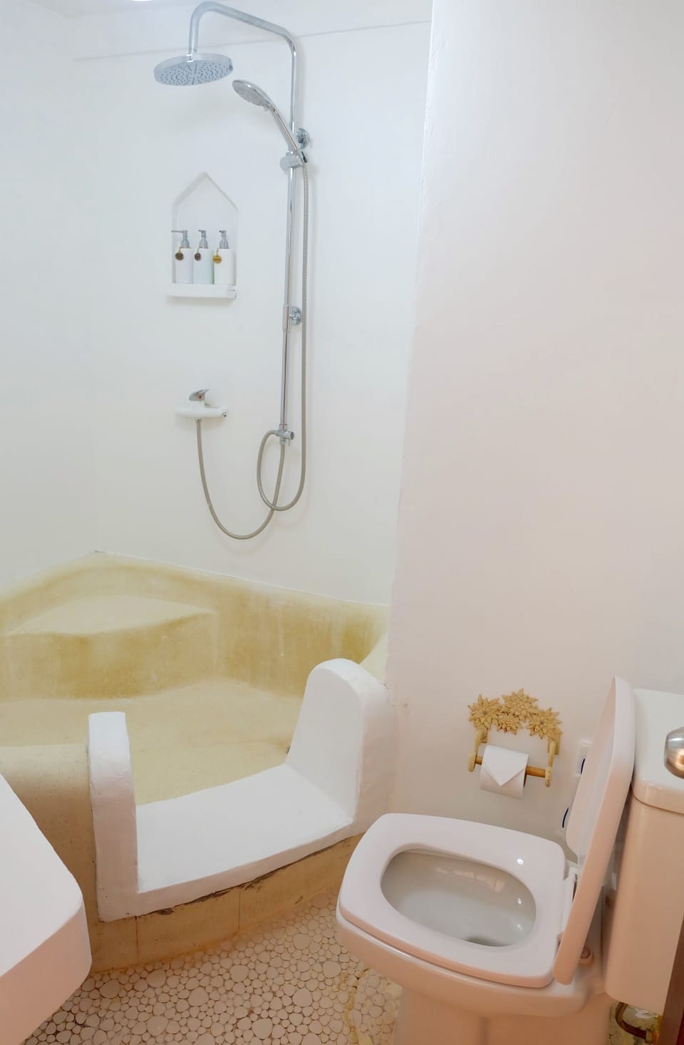 Standing Cat | Bathroom | Free toiletries, hair dryer, bathrobes, slippers