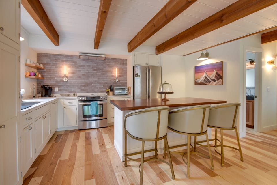 Kitchen | Crockpot | Cooking Basics | 1,890 Sq ft