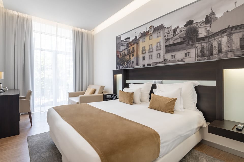 Superior Room | Minibar, in-room safe, desk, laptop workspace
