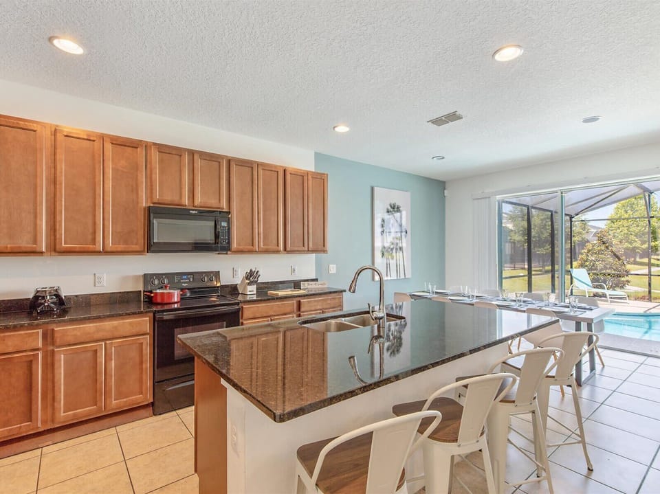 Open kitchen island w/ seating, ideal for casual meals & conversation.