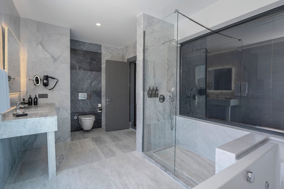 Executive Suite, Jetted Tub | Bathroom | Shower, rainfall showerhead, eco-friendly toiletries, hair dryer
