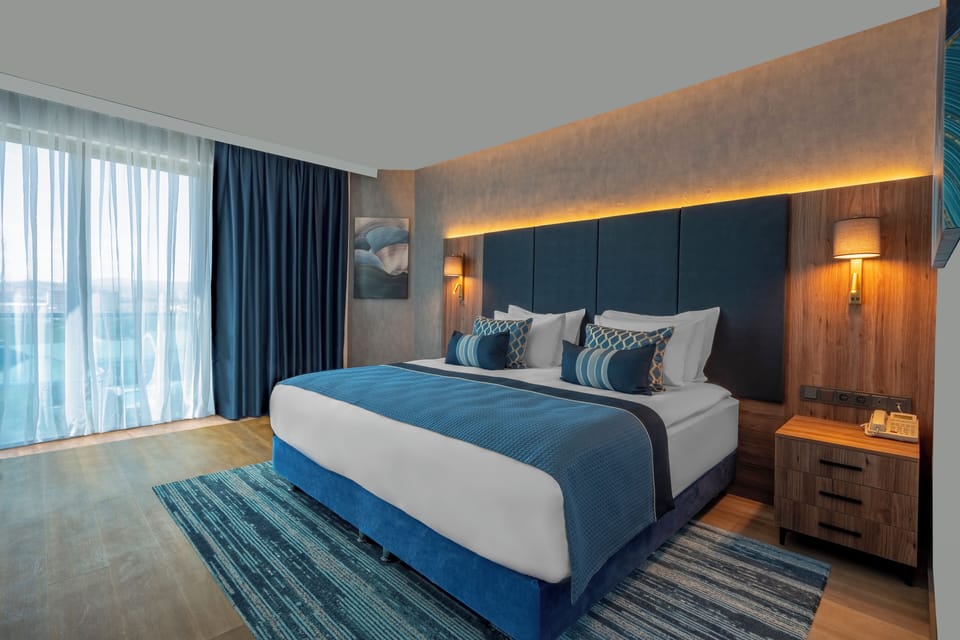 Executive Suite, Jetted Tub | Premium bedding, Tempur-Pedic beds, minibar, in-room safe