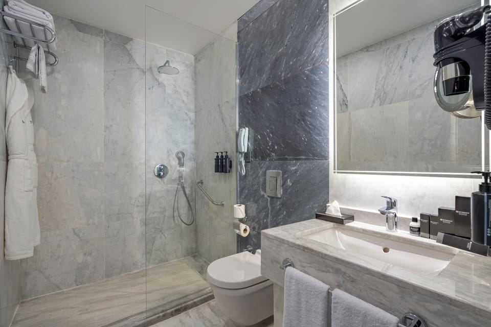Executive Suite, Jetted Tub | Bathroom | Shower, rainfall showerhead, eco-friendly toiletries, hair dryer