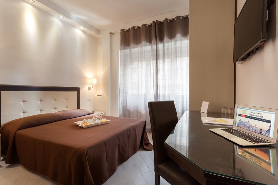 Comfort Double Room, 1 King Bed | In-room safe, desk, soundproofing, free WiFi