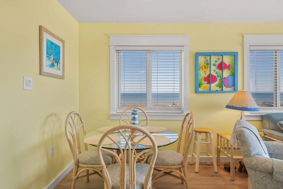 Dining area with breath taking view. Seating for 4.