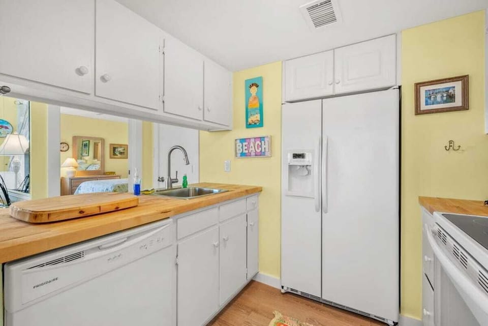 Fully furnished kitchen.