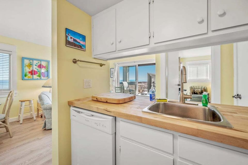 Fully furnished kitchen.