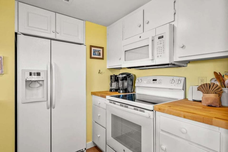 Fully furnished kitchen.