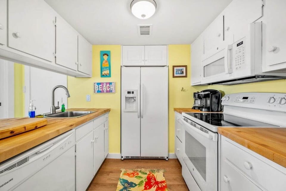 Fully furnished kitchen.