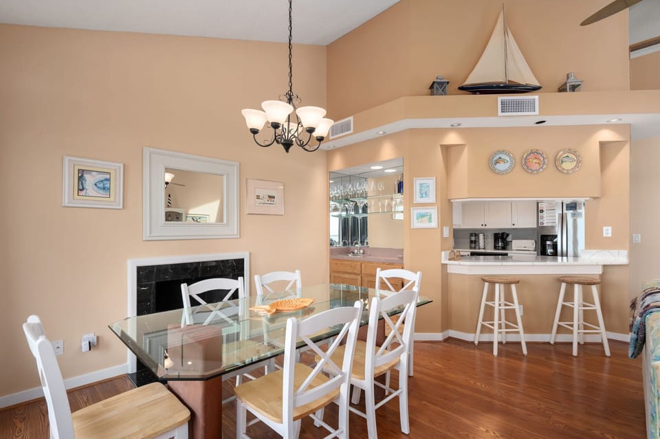 OA3: Top Of The Oceans | Dining & Kitchen Area