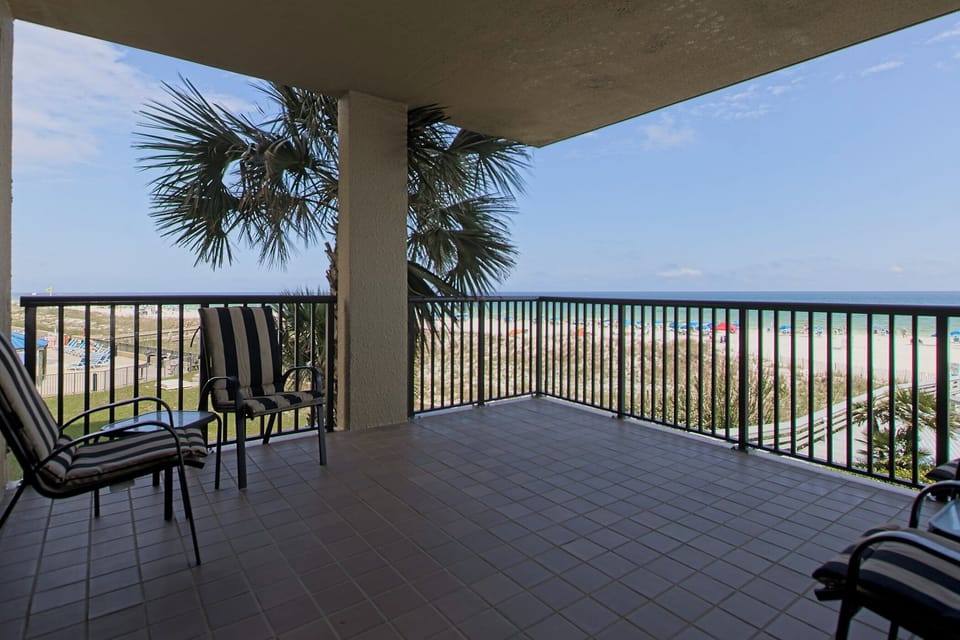 Private Balcony - Corner Views