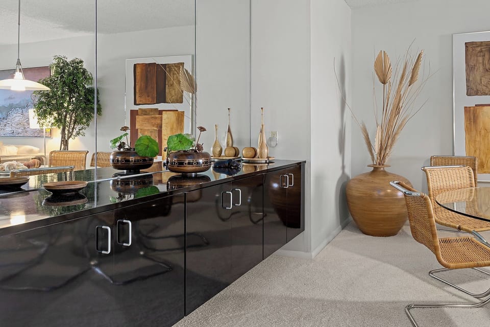 Dining Area - Dry Bar