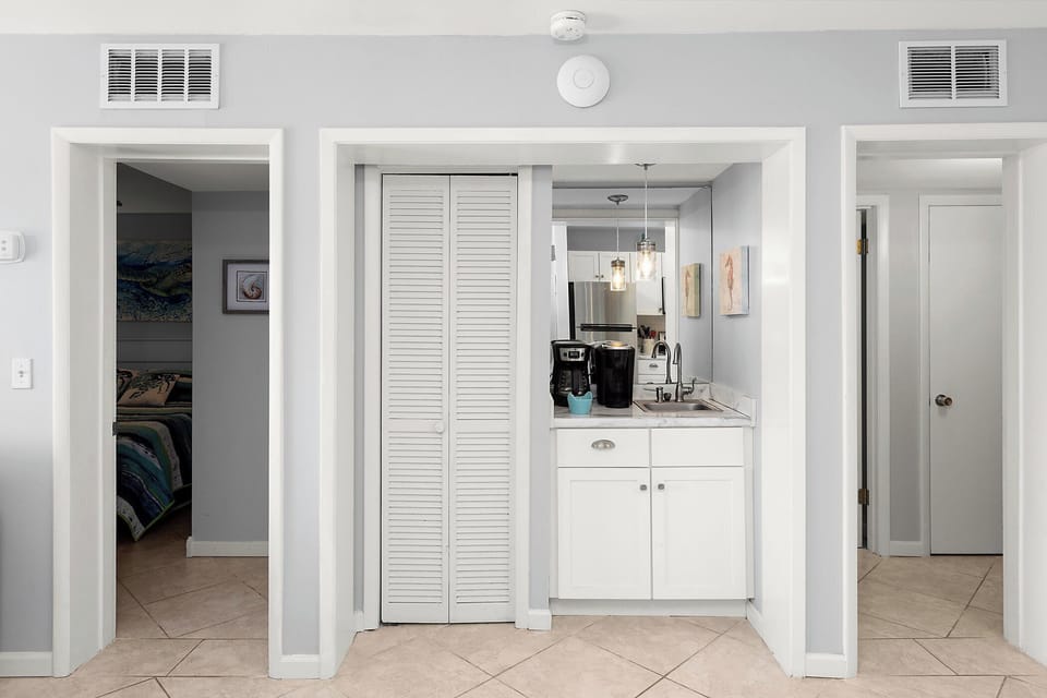 Dining Area - Wet Bar