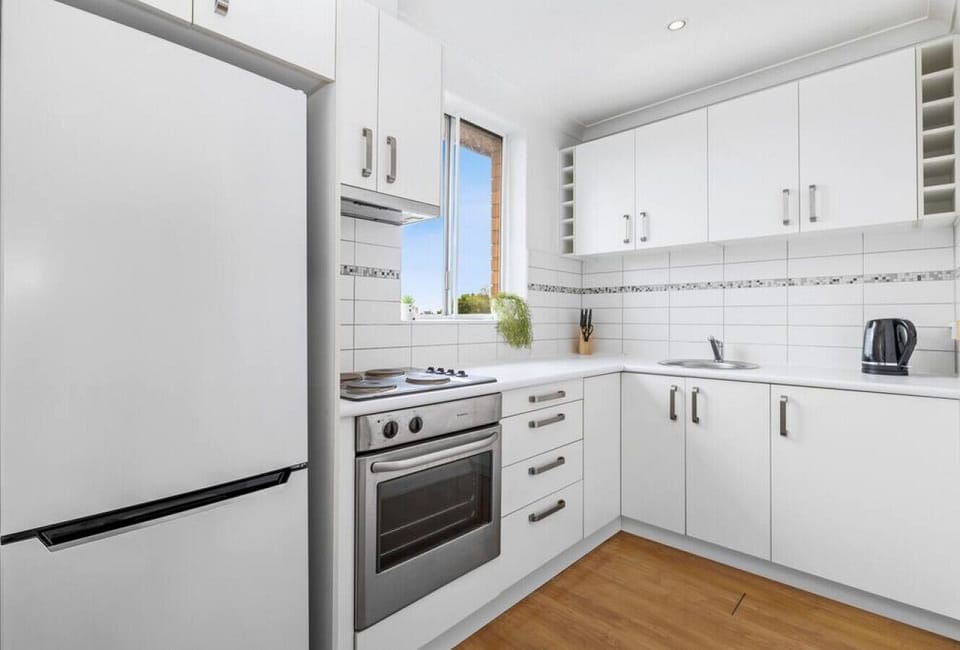 Spacious kitchen with plenty of storage & a top mount fridge/freezer