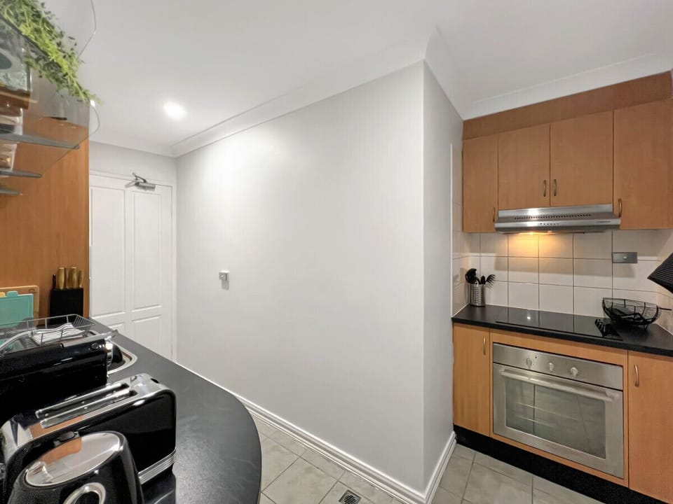 Kitchen with crockery and cutlery supplied