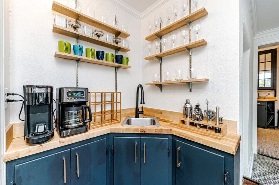 Wetbar and breakfast area
