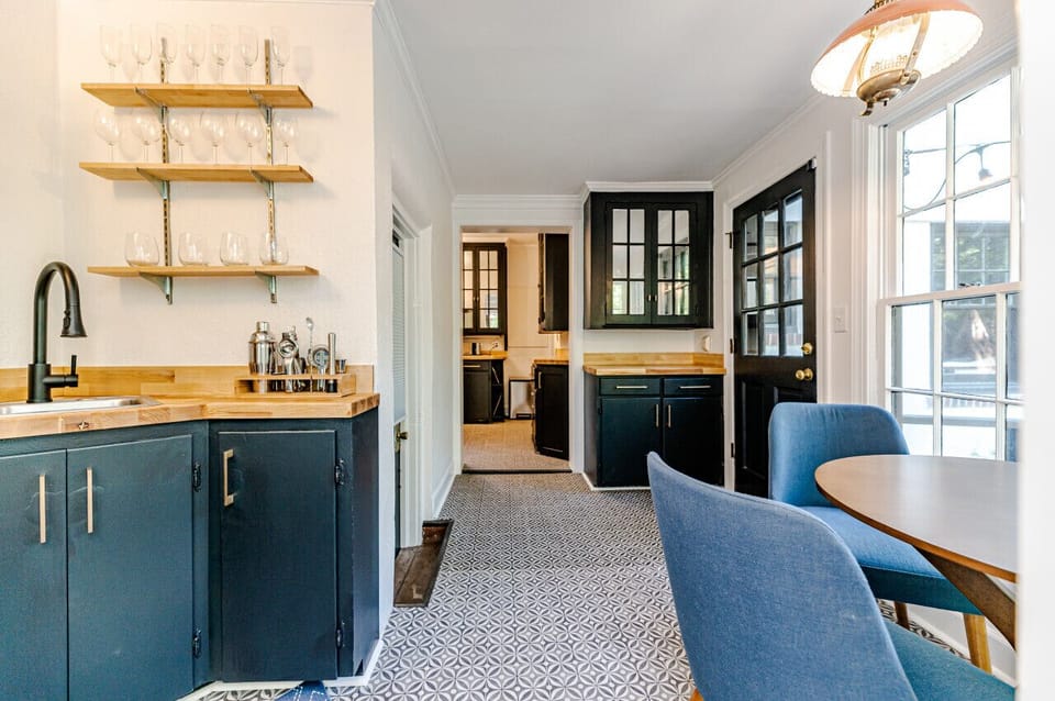 Wetbar and breakfast area
