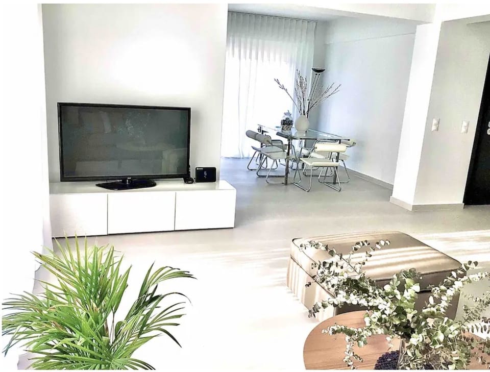 Living room smart TV/ Netflix